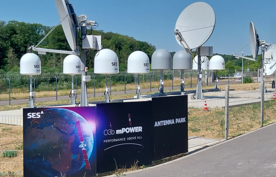 Parque de antenas da nova geração de satélites O3b mPower, na sede da SES, em Betzdorf, em Luxemburgo